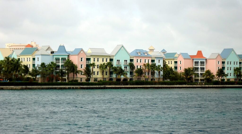 pastel-houses-all-in-a-row-on-the-water-in-the-bah-38fkl9q